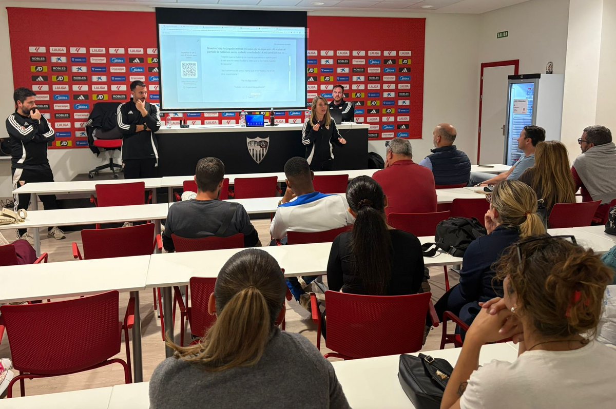El área de psicología imparte el 2° ciclo de charlas para las familias de nuestros canteranos bajo el título: "EL PAPEL DE LA FAMILIA DEL FUTBOLISTA: ACOMPAÑAR SIN PRESIONAR".

#CanteraSevillaFC ⚪️🔴