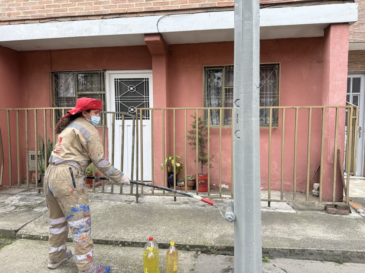 MiEspacioesBog's tweet image. 📍Engativá #TransformAcción 2.0

Limpiamos el parque Springfield con retiro de material vegetal entre adoquines, demarcación de la cancha y pintura de postes, bancas de concreto, gimnasio al aire libre y parque infantil

Enbellecemos los espacios para el disfrute de la comunidad