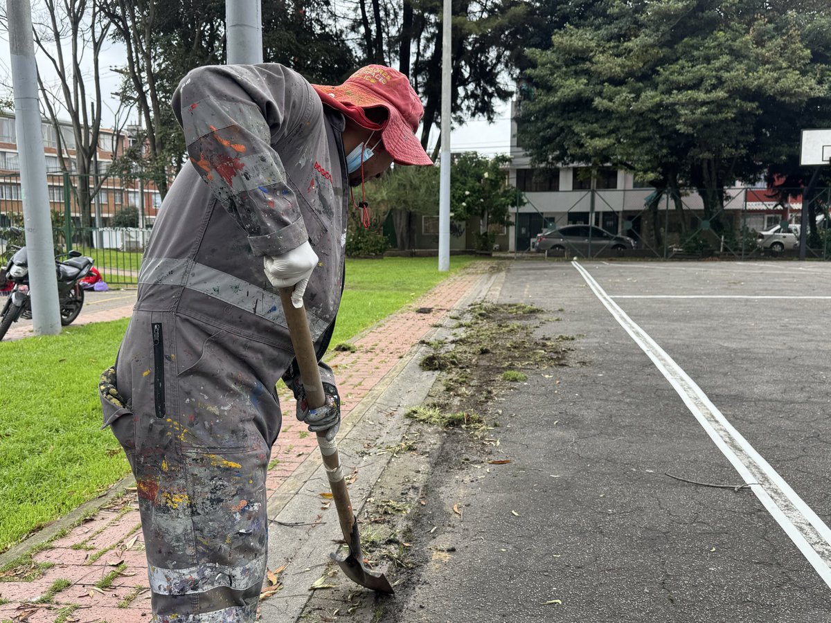 MiEspacioesBog's tweet image. 📍Engativá #TransformAcción 2.0

Limpiamos el parque Springfield con retiro de material vegetal entre adoquines, demarcación de la cancha y pintura de postes, bancas de concreto, gimnasio al aire libre y parque infantil

Enbellecemos los espacios para el disfrute de la comunidad