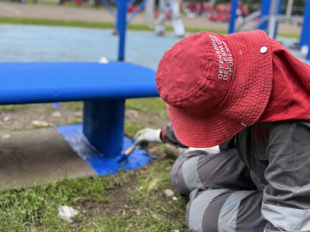 MiEspacioesBog's tweet image. 📍Engativá #TransformAcción 2.0

Limpiamos el parque Springfield con retiro de material vegetal entre adoquines, demarcación de la cancha y pintura de postes, bancas de concreto, gimnasio al aire libre y parque infantil

Enbellecemos los espacios para el disfrute de la comunidad