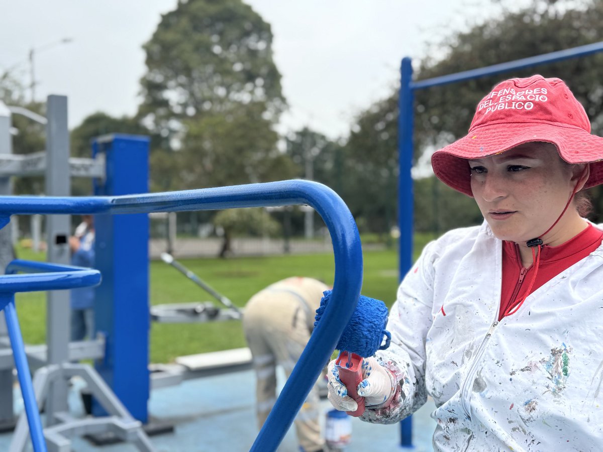 MiEspacioesBog's tweet image. 📍Engativá #TransformAcción 2.0

Limpiamos el parque Springfield con retiro de material vegetal entre adoquines, demarcación de la cancha y pintura de postes, bancas de concreto, gimnasio al aire libre y parque infantil

Enbellecemos los espacios para el disfrute de la comunidad