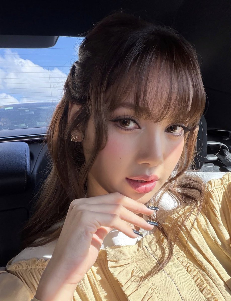 lalalaliss327's tweet photo. LISA????? this woman is so so perfect https://t.co/7YdeIND6ry