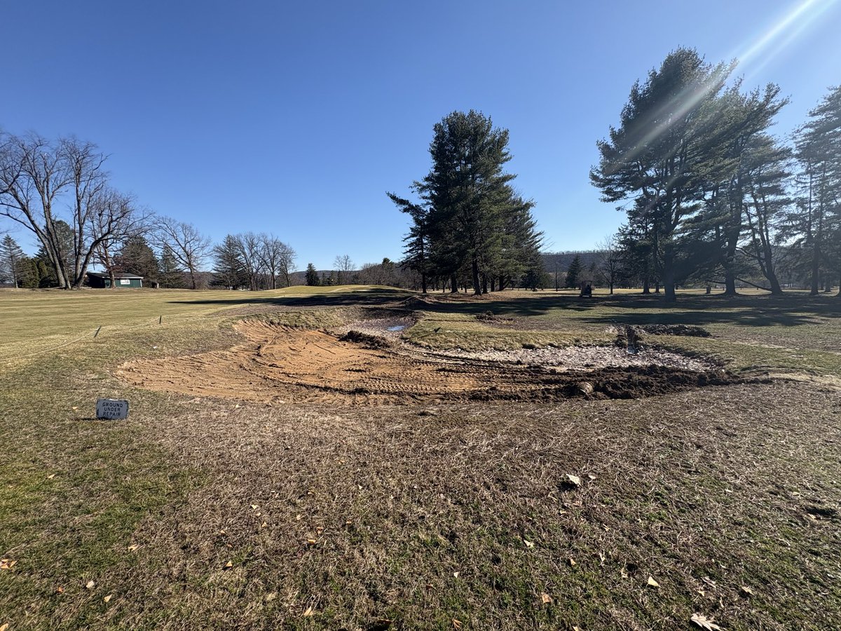 Still too wet for carts today (our superintendent allegedly got a cart stuck), but hopefully you can get out to walk on this beautiful ☀️ day. Bunkers have been raked and greens ironed out this morning for the first time this year!