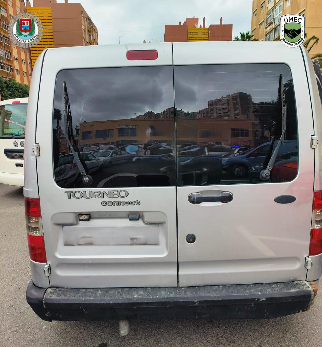 PoliciaLPA's tweet photo. La Unidad de Mediación y Convivencia #UMEC 🚔 realiza una detención en el barrio de la Feria, tras emprender la huida, careciendo de ITV, seguro obligatorio y su conductor carecía de permiso de conducción y tenía una requisitoria judicial. Más información 👇 https://t.co/5ivq4ciSpq
