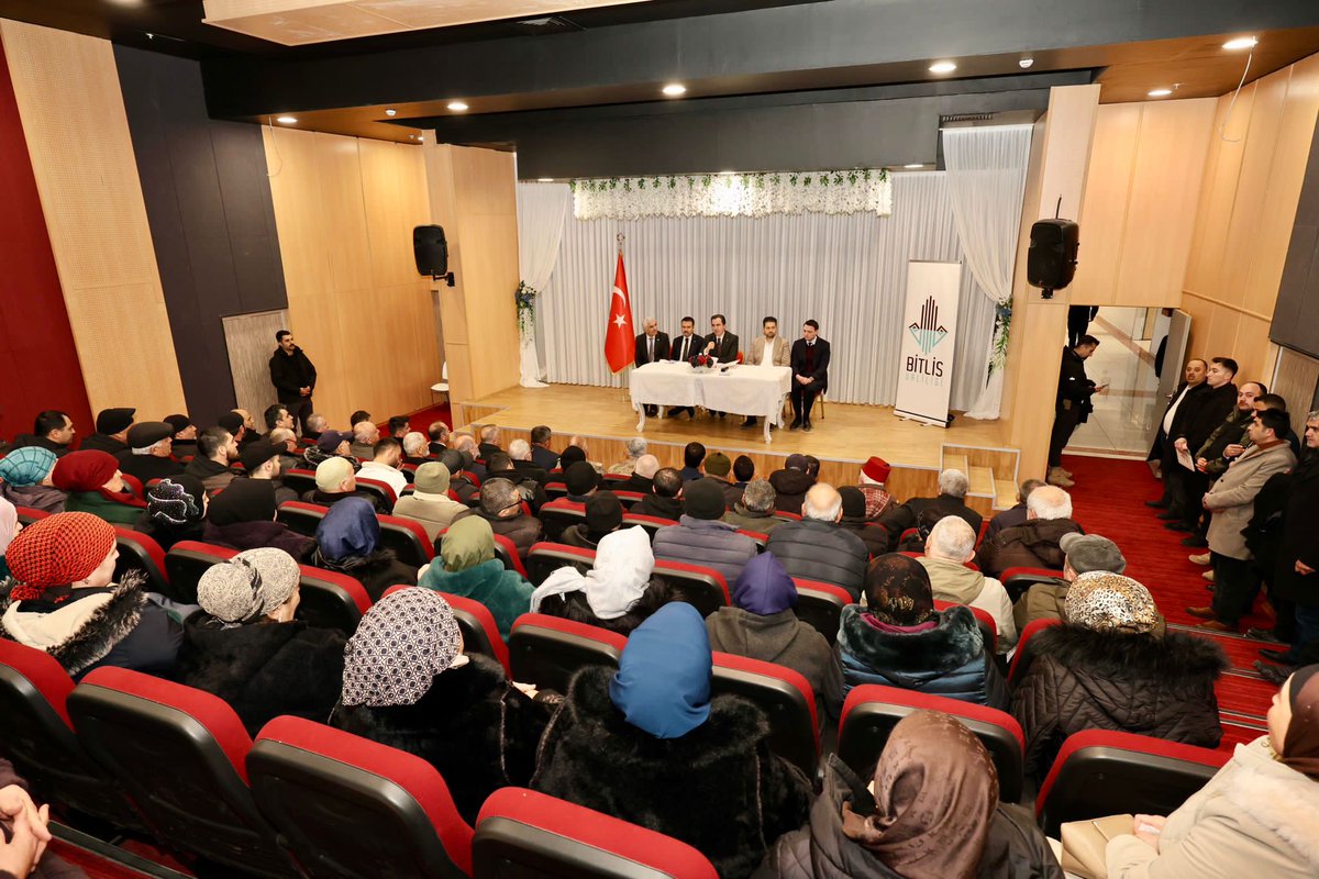 BitlisValiligi's tweet photo. Valimiz Sayın @ahmetkarakaya37, Ahlat’ta ikamet eden Ahıskalı Türk soydaşlarımızla birlikte iftar programına katıldı.

📌​İftar öncesinde Ahıskalı vatandaşlarımızla bir araya gelerek talep ve önerilerini dinleyen Vali Karakaya, Ramazan ayının birleştirici ruhunu vurguladı.

📌Programda yaptığı konuşmada Ahıskalı Türk soydaşlarımızla biraraya gelmekten duyduğu memnuniyeti dile getirerek mübarek Ramazan aylarını tebrik eden Valimiz: "Sayın Cumhurbaşkanımızın tensipleriyle Kubbet-ül İslam Ahlat'a yerleşen siz soydaşlarımız, aslında öz vatanınızdasınız. Türkiye’ye ve özellikle Ahlat’a gelişiniz bizler için büyük bir kıymettir." ifadelerini kullanarak kardeşlik bağlarının altını çizdi.

İftar programında; Ahlat Kaymakamı Batuhan Bingöl, Türk Akraba Toplulukları Daire Başkanı Anıl Gündüç, İl Jandarma Komutanı Tuğgeneral Barış Soyal, İl Emniyet Müdürü Koray Şensoy, Ahlat Belediye Başkanı Yavuz Gülmez, İl Özel İdare Genel Sekreteri Adem Aydoğdu, Dünya Ahıskalı Türkler Birliği (DATÜB) Genel Sekreteri Fuat Uçar, Göç İdaresi Başkanlığı Basın Müşaviri Ömer Çetin, İl Göç İdaresi Müdürü Cihan Cavli ve ilgili kurum amirleri yer aldı.

📍Ahlat

@TC_icisleri 
@Gocidaresi 
@datubresmi