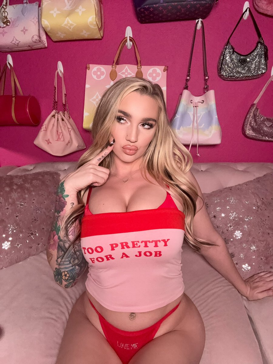 Happy Two Stream Tuesday!! 💋 I’ll be live on Twitch at 5pm pst and on OnlyFans at 7:30pm pst ✨