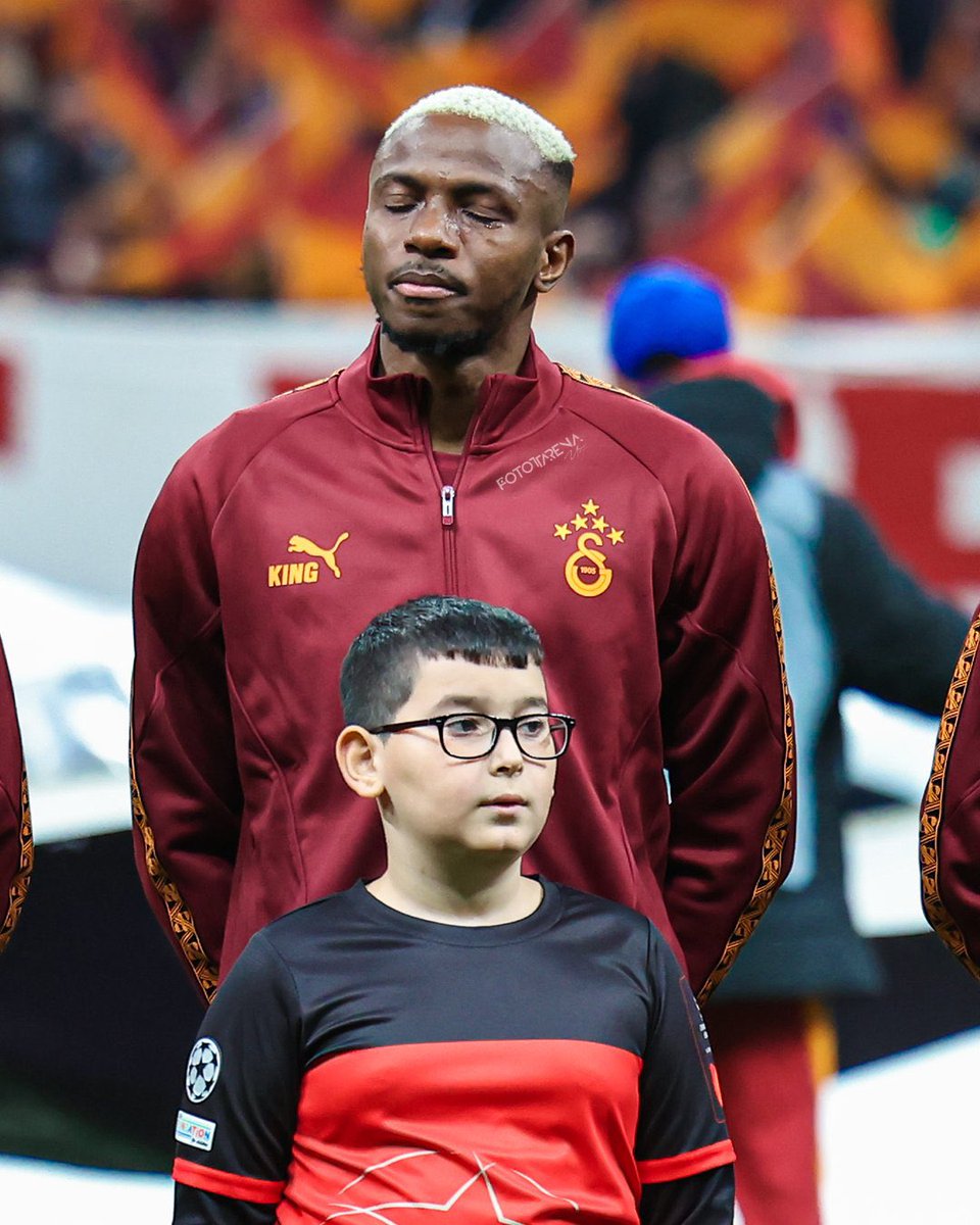 musleratavratt's tweet photo. osimhen bugünü hayatı boyunca unutmayacak, çok değerli bir şey yaptı galatasaray taraftarı.. https://t.co/QYY7cZecwr
