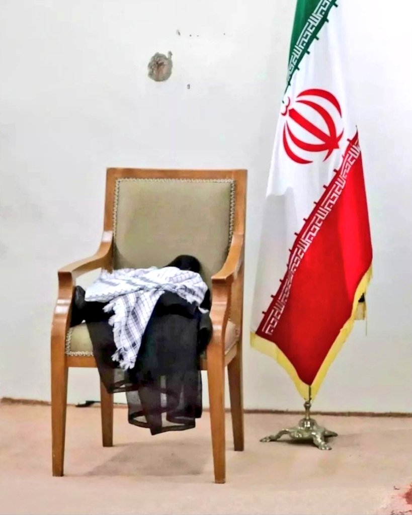 beit_Hmikdash's tweet photo. روزی روزگاری؛
یک تروریست پیر خرفت، روی این صندلی و با این البسه ما را تهدید به محو شدن میکرد... https://t.co/qcYjXu7S7m