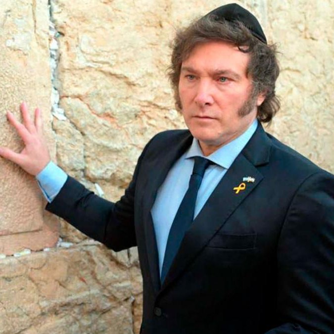 Sí, como lo ves, el presidente "más sionista" del mundo en una marcha de la FUA (fuerza UnidARIA Argentina).

¿Te tengo que aclarar qué es?

Él es muy boludo y obvio, todo lo que dice es una mentira, todo lo que dice es para sacar ventaja, todo lo que hace es un cosplay de lo que