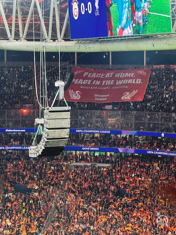 🔴 A Liverpool fan in Istanbul unveiled a banner featuring a quote from Mustafa Kemal Atatürk:

"Peace at Home, Peace in the World"