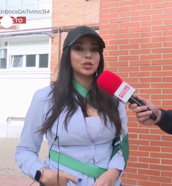 Denuncia falsa.

La tonta de las tetas, sigue viviendo en sus mundos de Yupi: Demostrando que las denuncias falsas existen.  Aunque esté todo grabado ( imaginen en la intimidad de un domicilio).

Si le piden disculpas por decirle la verdad, no vuelvo a ver el programa.