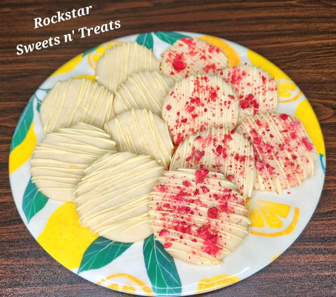 Tis the season to get zesty! Or close enough! Starting with Lemonade and strawberry lemonade shortbread cookies!🍓🍋 18 cookies per batch, individually packaged, then boxed!
💌 Mail order: Rockstarsweettreats.etsy.com 
☎️ Local delivery or pickup: Text 260-298-1590 to set up an order