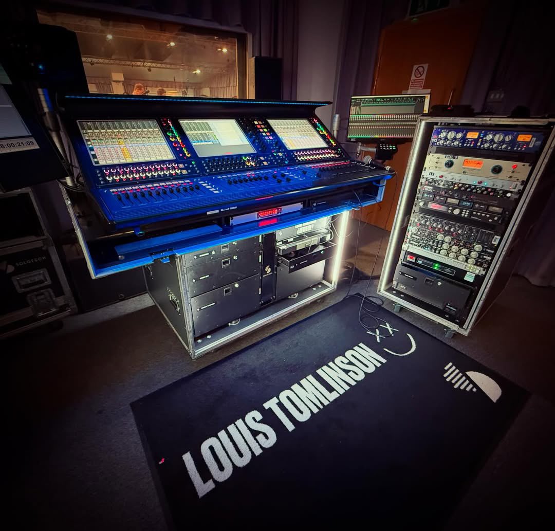 John Delf, Louis’ sound engineer, shared this photo on Instagram — and we can’t stop looking at the Louis Tomlinson mat in front of the sound desk 🎛️👀

Such a cool detail ✨

📷 jdelf
