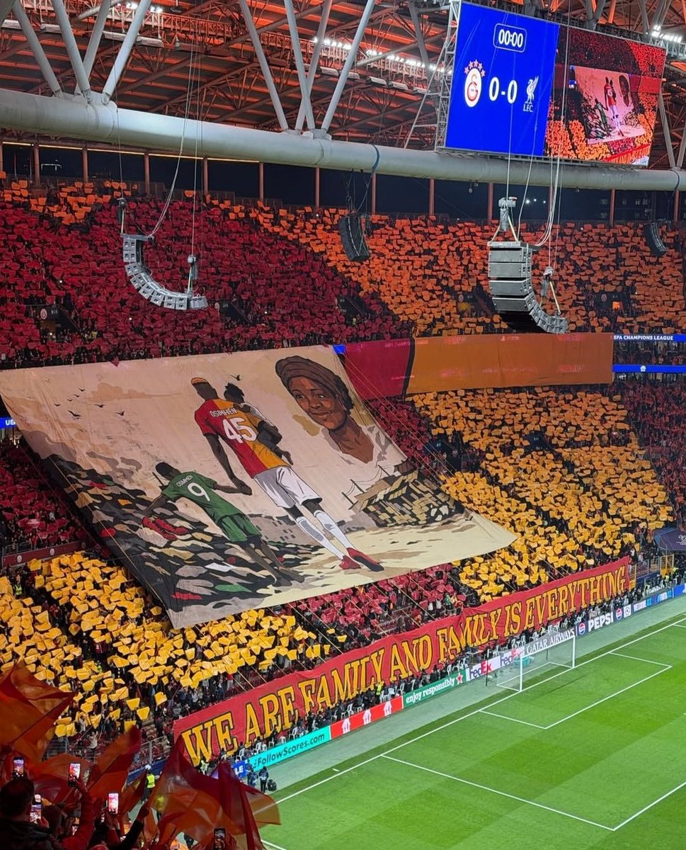 جمهور غلطة سراي وقصة حب عظيمة مع فيكتور أوسيمين ..

 اليوم بهذه اللوحة يقولون له بوضوح "نحن عائلتك"

اللاعب ظهر يذرف الدموع عند رؤية هذه البادرة العاطفية، والتي أظهرته بجانب صورة أمه التي فقدها وعمره 3 سنوات فقط.
#ليفربول
#دوري_أبطال_أوروبا