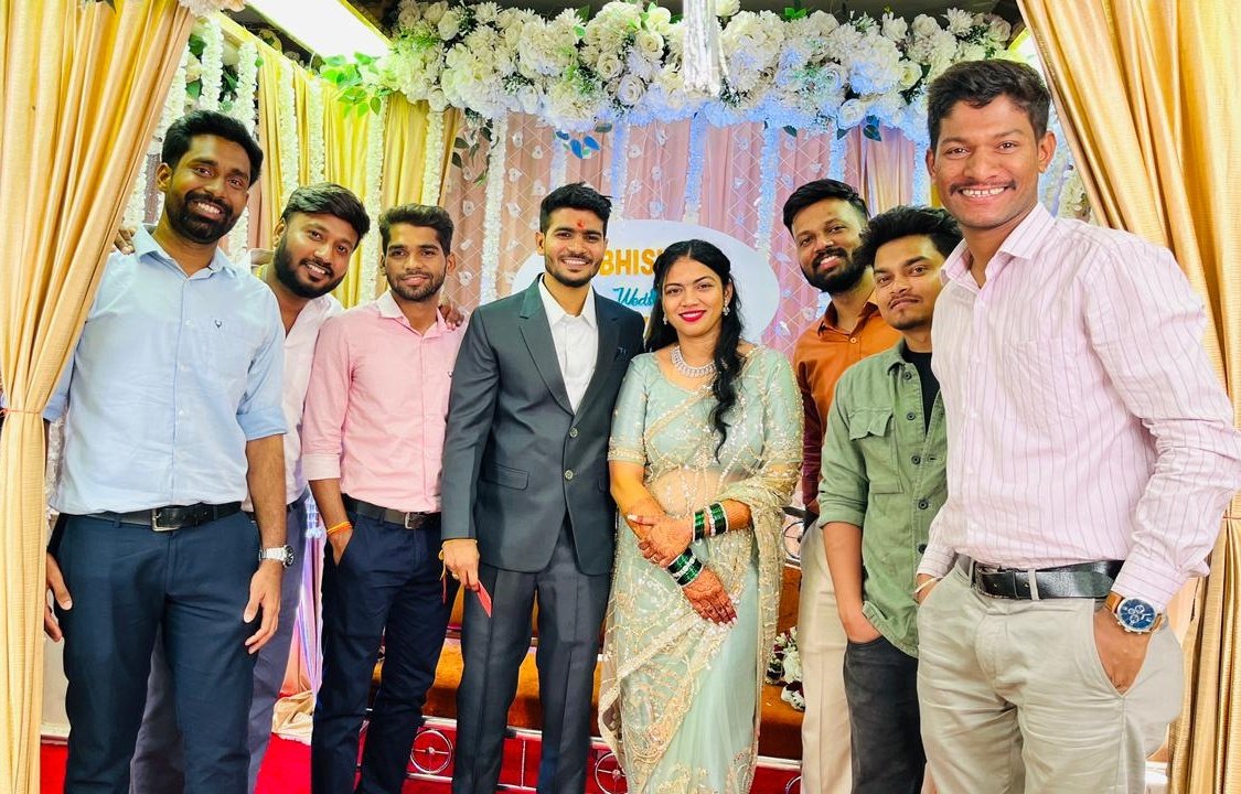 Mahi0154's tweet photo. That's when "कयसनबा" met  "मी बरी आहे"

Congratulations @Abhishekp2295 

Happy Official Married life 💐✨ https://t.co/Ys5kjMkl1u