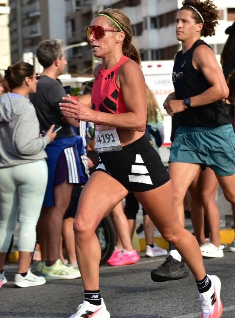 Candela Cerrone. Pinamarense, runner, TRIPERA. Ganó la maratón de las Islas Malvinas. En la cara de los kelpers. 

“¡Por los caídos, por los veteranos, por todos los que estuvieron acá!”, dijo a los gritos antes de cruzar la meta.

Ginasiá, Ginasiá, Ginasiá.