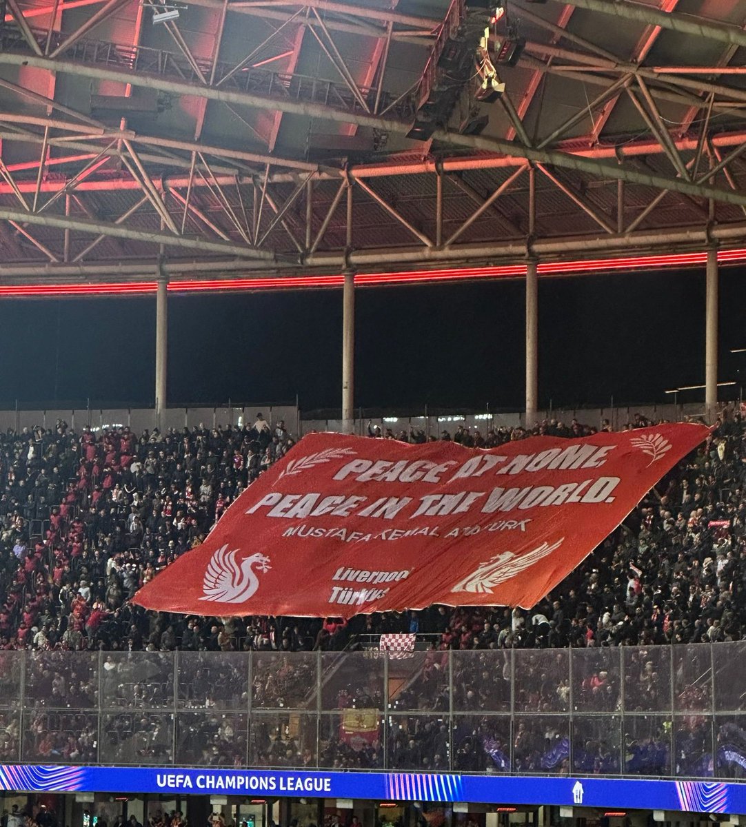 Liverpool, Atatürk pankartı açmış aq... TRT gösterememiş ama 😂