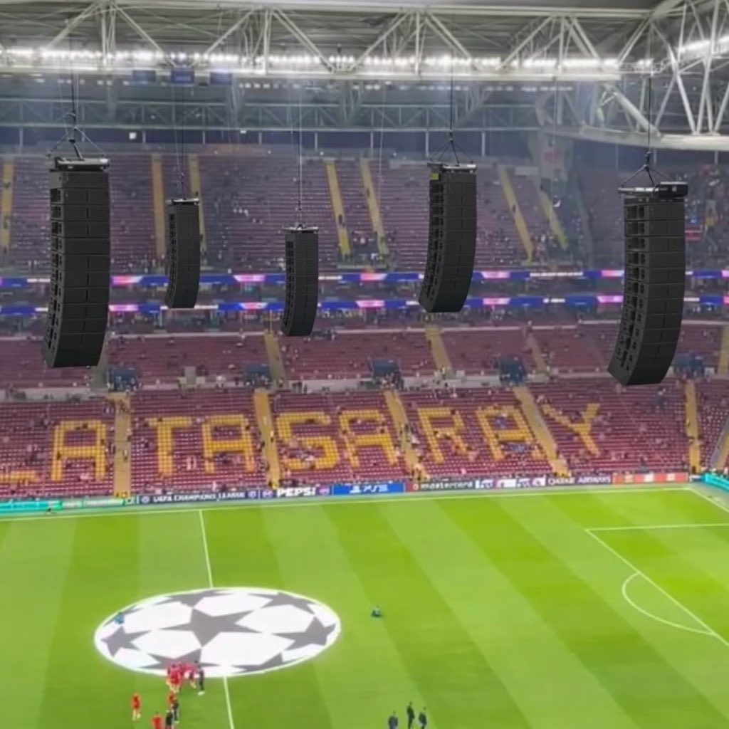 Bıktık şu hoparlörden gelen ıslık seslerinden UEFA artık şu olaya bir el atsın #GSvLİV #Galatasaray #UEFA #UCL #Liverpool