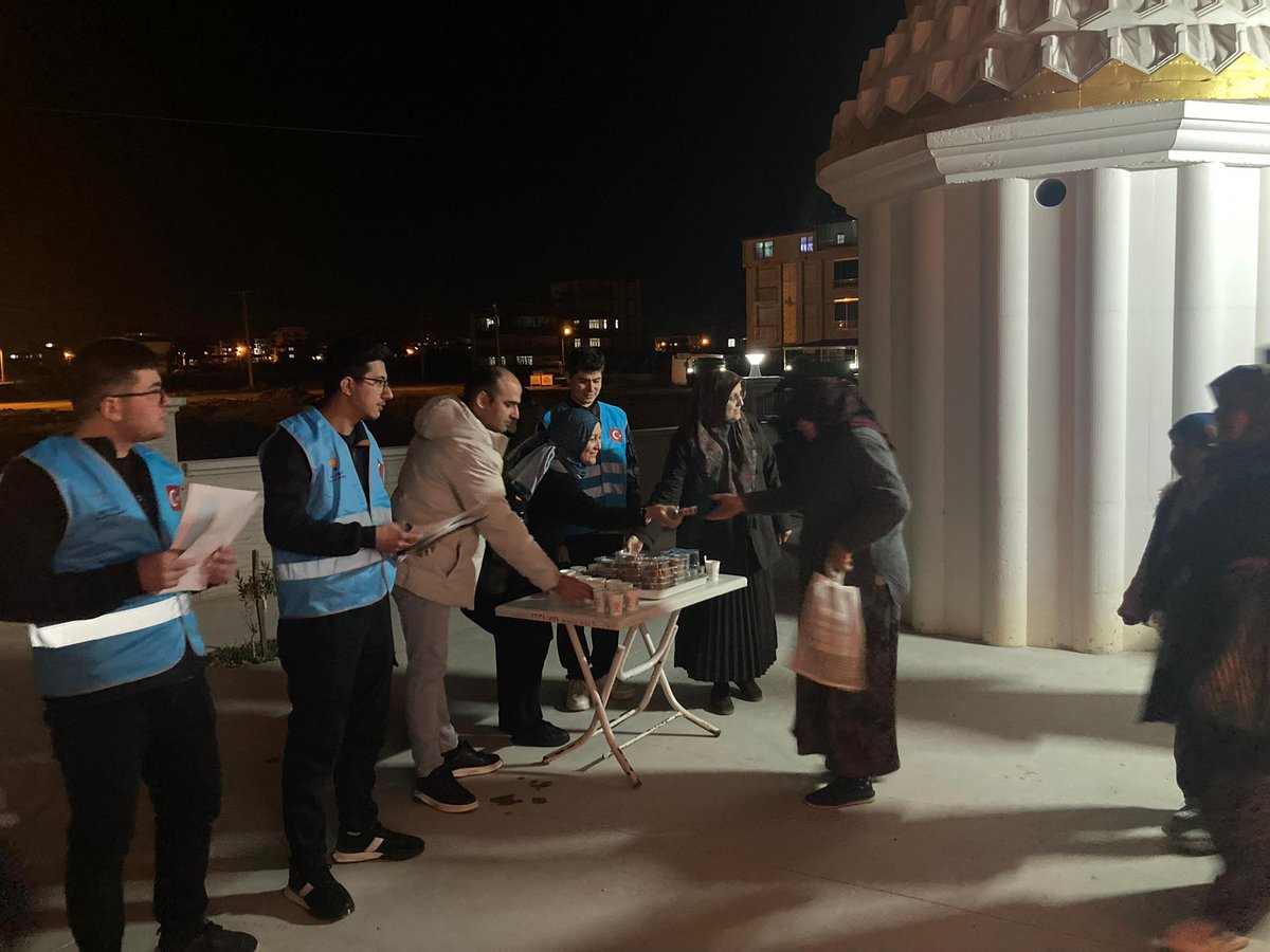 serikakparti's tweet photo. Teşkilat olarak Akçaalan Mahallemizde Fatih Camii’ndeydik. 🕌✨
Teravih sonrası cemaatimizle saf tutup hasbihal ettik, ikramlarda bulunduk. Bizlere gönlünü açan herkese teşekkürler. 🤝🤲🏻
@alicetin_07 
@ahmetsoker7 https://t.co/gj9nCwznPP