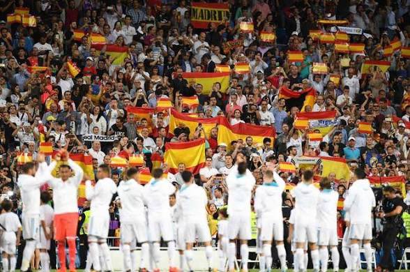 Aficionado del Real Madrid que va cada fin de semana al estadio.

Si aún tienes dignidad amor por el escudo y por España, lleva tu bandera mañana al Bernabéu… no permitas que un marroquí y que el presidente Florentino Pérez te prohíban en tu casa mostrar los símbolos nacionales.
