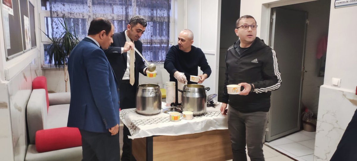 aracmem's tweet photo. Gönül gönüle..
Geçmişten geleceğe...
#MaarifinKalbindeRamazan 
@hasangumus78 @kastamonumem @kastamonuvalilk @MeftunDalli @meb_dhgm @farukyelkenci https://t.co/doVxj8SjHE