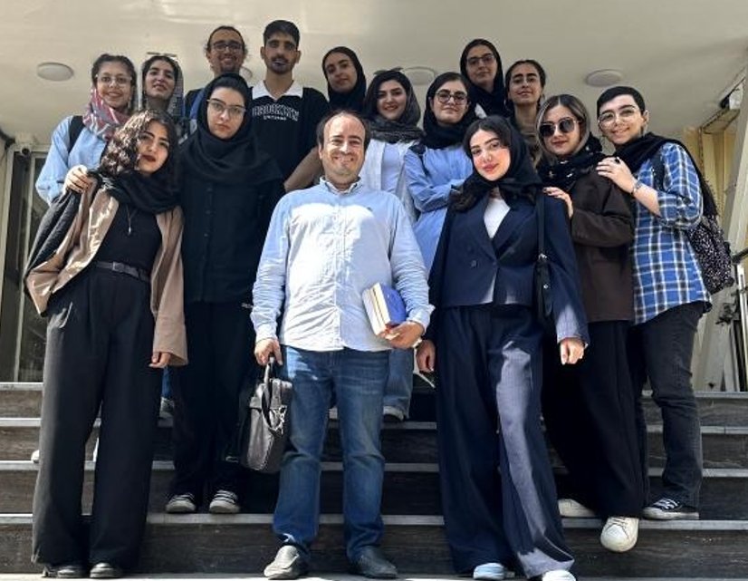 ¡Vaya, Risto! Resulta que mientes y el profesor dijo la verdad. Aquí está con sus alumnos, casi todas son mujeres y algunas llevan velo y otras no porque, tal como dijo Javier, no es obligatorio. Si de verdad crees que "aquí si mientes, no mereces más voz", deja el programa...