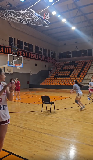 Ovih dana su se u hrvatskoj košarci dogodila dva čuda. Tatin sinčić je dobio otkaz u Splitu, a hrvatska ženska reprezentacija će sutra tek četvrti put od 2004 (a nikad prije 2004) odigrati službenu utakmicu u Šibeniku, i to gle čuda, ne s visećim koševima na Baldekinu.