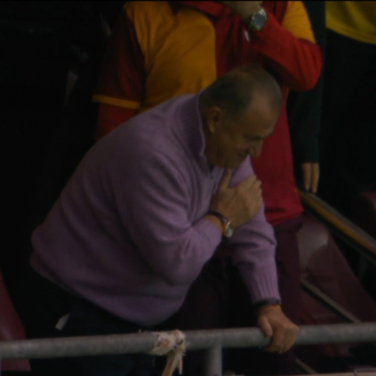 Fatih Terim, 'İmparator' tezahüratları sonrası tribünleri selamladı.