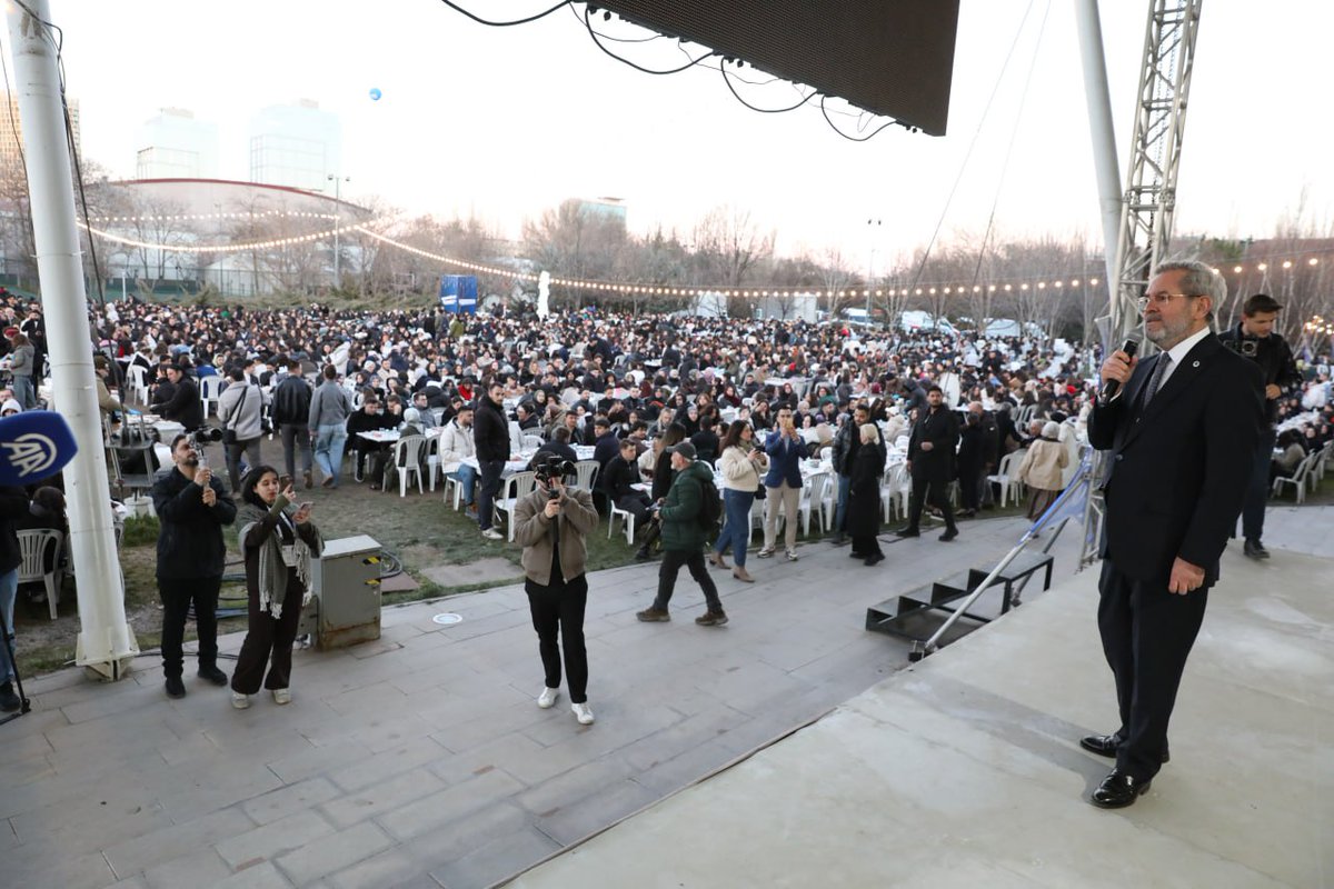☀️Güneş Meydanında Ramazan’ın bereketi ve birlik ruhunu yaşadık.

Ankara Üniversitesinin geleneksel Ramazan Kültür Akşamı, bu yıl da Güneş Meydanında büyük bir katılım ve coşkuyla gerçekleştirildi. Aynı sofrada buluşmanın bereketini paylaştığımız iftar programında; müzik