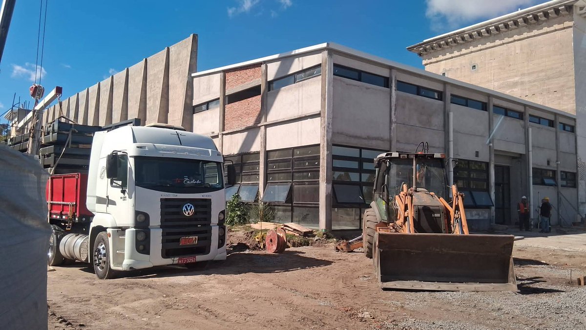 Coloniavanza30's tweet photo. El techado del frontón del real de San Carlos de Colonia del sacramento Uruguay a buen ritmo en octubre tendremos Jai alai juntos pudimos gracias a la Intendencia de Colonia, FIPV y comisión Pro Frontón lo mejor está por venir.
#Coloniaavanza https://t.co/IuQVNO7LaJ