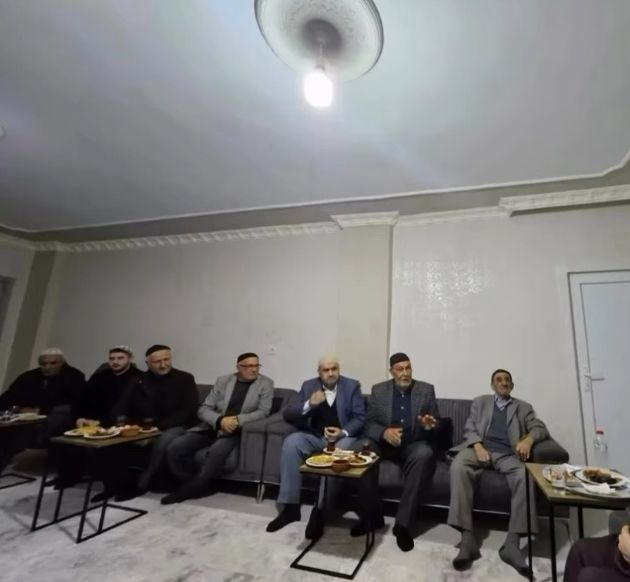 Bilvanis Geceleri (Hatıra)

Nizam Bey malumuz üzere Kasrik'i birbirine kattığı gibi oradan edindiği tecrübe ve birikimle Bilvanis için kolları sıvadı. Ev ziyaretleri yapıyor.

Bu ziyarette şu hikmetli sohbeti yaptı;
"Siz Bilvanis'in suyu serttir, siz de o yüzden biraz sertsiniz.