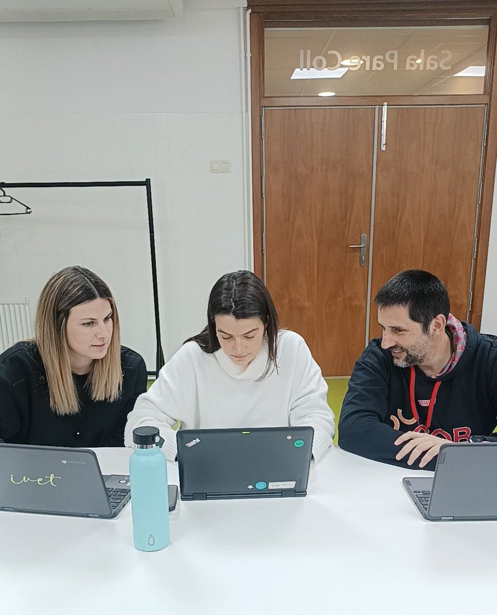 EduEscacsFEDAC's tweet photo. Gran Jornada de formació i d'aprenentatge dels #EscacsEducatius a la Seu de les @EscolesFEDAC. Referents d'Escacs. Jornada molt profitosa amb creació de material educatiu!! #Tríptic #MètodeTRACIS #MètodeSMART #ProgramaEduEscacs @ariadnaplanas @EloiNortes @jdurro @mrovi23 https://t.co/MwvoyAgAWo