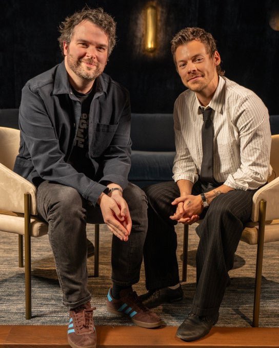 1Dnews_Control's tweet photo. 💚 Harry photographed with Tom Power after his interview for Q!
#HarryStyles #CBCQ
📸 CBCQ https://t.co/Lg7igLk7uj