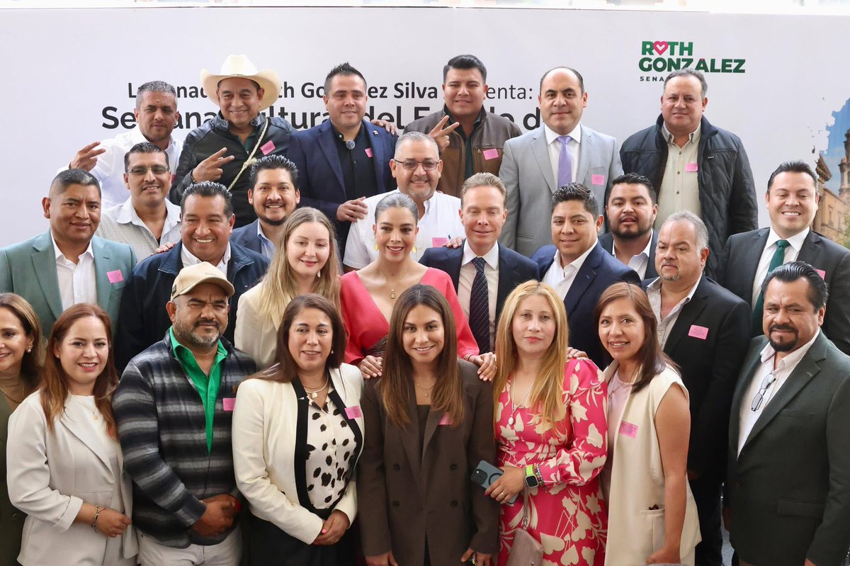Junto a representantes estatales y municipales de San Luis Potosí, inauguramos con mucho cariño la Semana Cultural del Estado de San Luis Potosí en el Senado de la República. 💚✨

Agradezco la invitación de la senadora <a href="/RuthGonzalezMx/">Ruth González Silva</a> a esta gran exposición , hoy más mexicanos