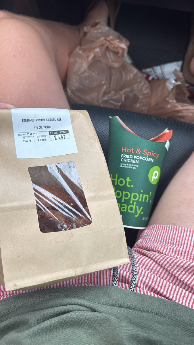 CodyDaredevil10's tweet photo. Time to munch on some lunch #tendies #Taters #box https://t.co/6pBALQXeog