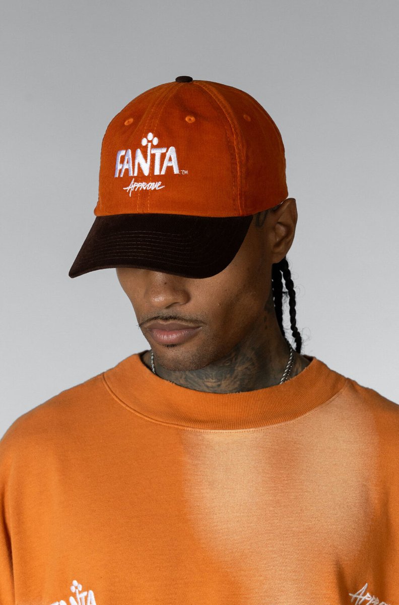 trazaconta's tweet photo. A Fanta resolveu sair da geladeira e ir direto pro guarda-roupa. 🍊

A marca lançou uma coleção de roupas em parceria com a Approve, com camisetas, moletons e acessórios inspirados nas cores do refrigerante.

https://t.co/pLV1qvDw1V https://t.co/KRJ8EUokz4