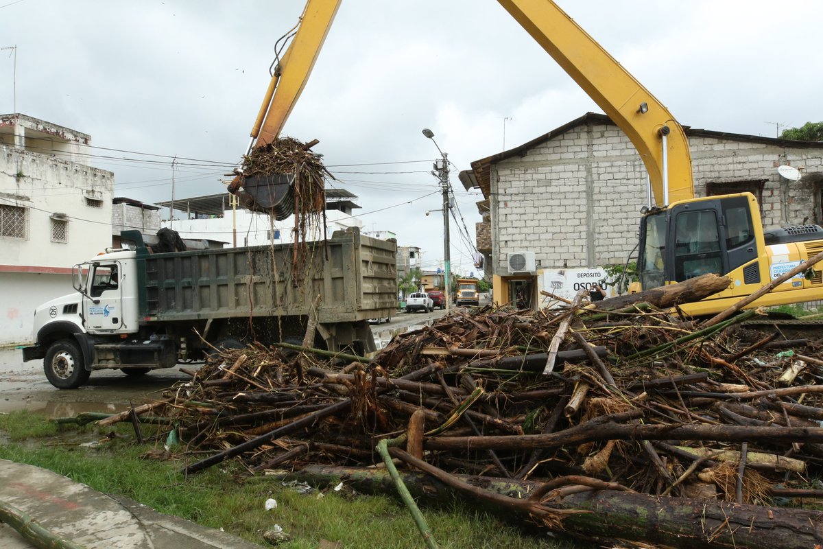 <a href="/lodelmomentoloj/">Lo del Momento Loja LDM</a> Ante la acumulación de palizada provocada por el incremento del caudal del río Salitre, la Prefectura del Guayas mantiene el despliegue de maquinaria excavadora de brazo largo y dos volquetas para intervenir en el retiro de desechos en el puente que conecta la cabecera cantonal