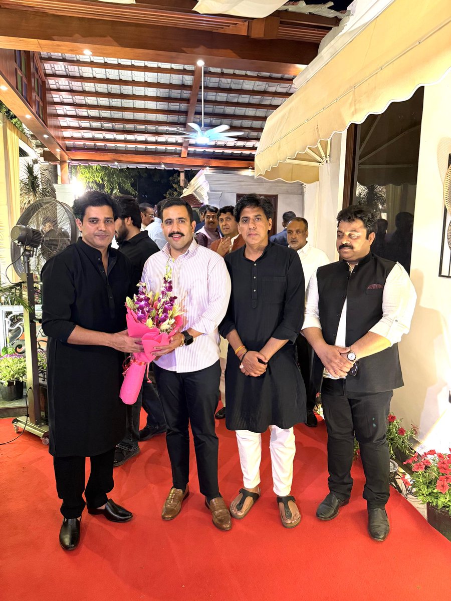 आज <a href="/INCIndia/">Congress</a> अध्यक्ष श्री <a href="/kharge/">Mallikarjun Kharge</a> जी, नेता विपक्ष श्री <a href="/RahulGandhi/">Rahul Gandhi</a> जी दिल्ली अध्यक्ष श्री <a href="/devendrayadvinc/">Devender Yadav</a> जी अखिल भारतीय अल्पसंख्यक विभाग के चेयरमैन राज्यसभा सांसद <a href="/ShayarImran/">Imran Pratapgarhi</a> जी के आवास पर आयोजित रोजा इफ्तार में एवं कांग्रेस के वरिष्ठ नेता इंडिया गठबंधन के नेता शामिल हुए ।