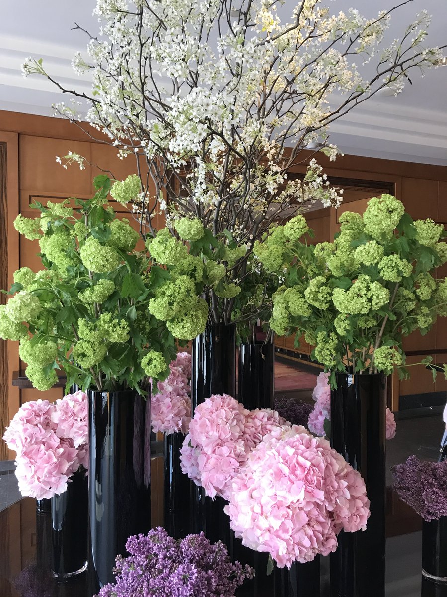 FloralStudioNYC's tweet photo. Spring has sprung; one of our weekly installations in downtown Manhattan
#flowers #nyc #corporate #hotels #luxury #publicrelations #wallstreet #politics https://t.co/sC0lH8c8WY