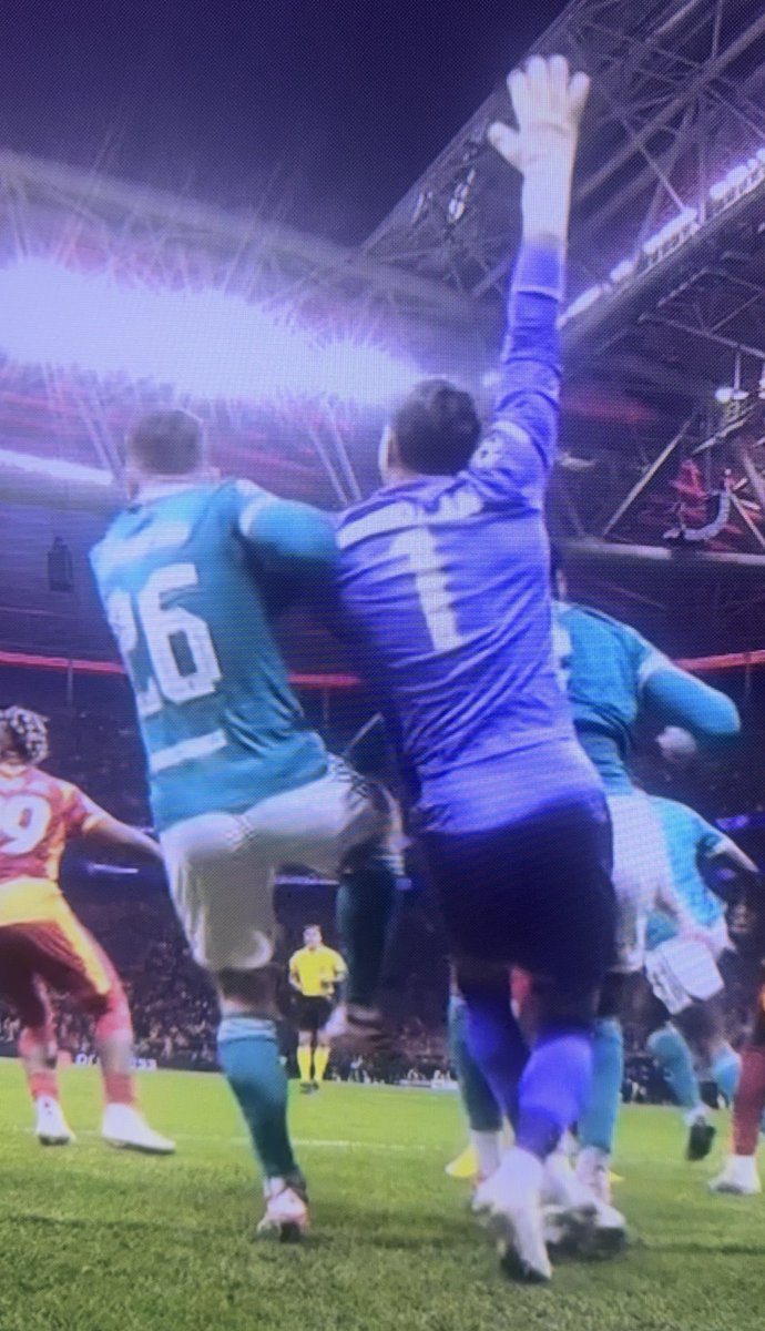 White_Yardie's tweet photo. Surly not Liverpool players doing what their fans cry Arsenal players do. https://t.co/nSVVTZ3pFe