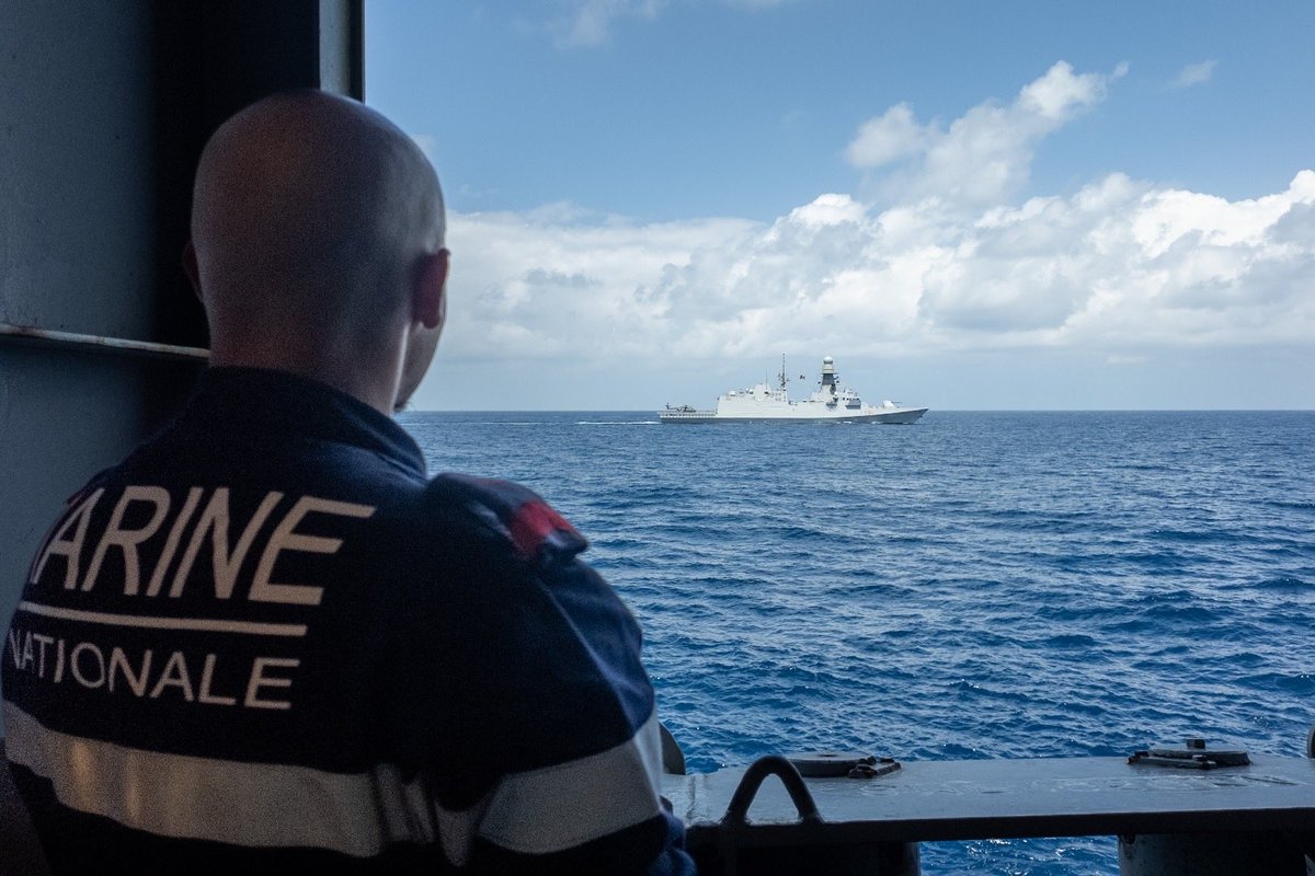 EtatMajorFR's tweet photo. 📍Océan Indien | Le groupe Jeanne d'Arc sous commandement tactique 🇪🇺 #EUNAVFOR ATALANTE
⚓ Patrouille dans la corne de l'Afrique et entraînement à la mer avec la frégate 🇮🇹 Bianchi, navire amiral de l'opération ATALANTE
🤝 Engagement entre alliés 🇪🇺 pour la sécurité maritime dans une zone stratégique pour le commerce mondial
@EUNAVFOR @ItalianNavy