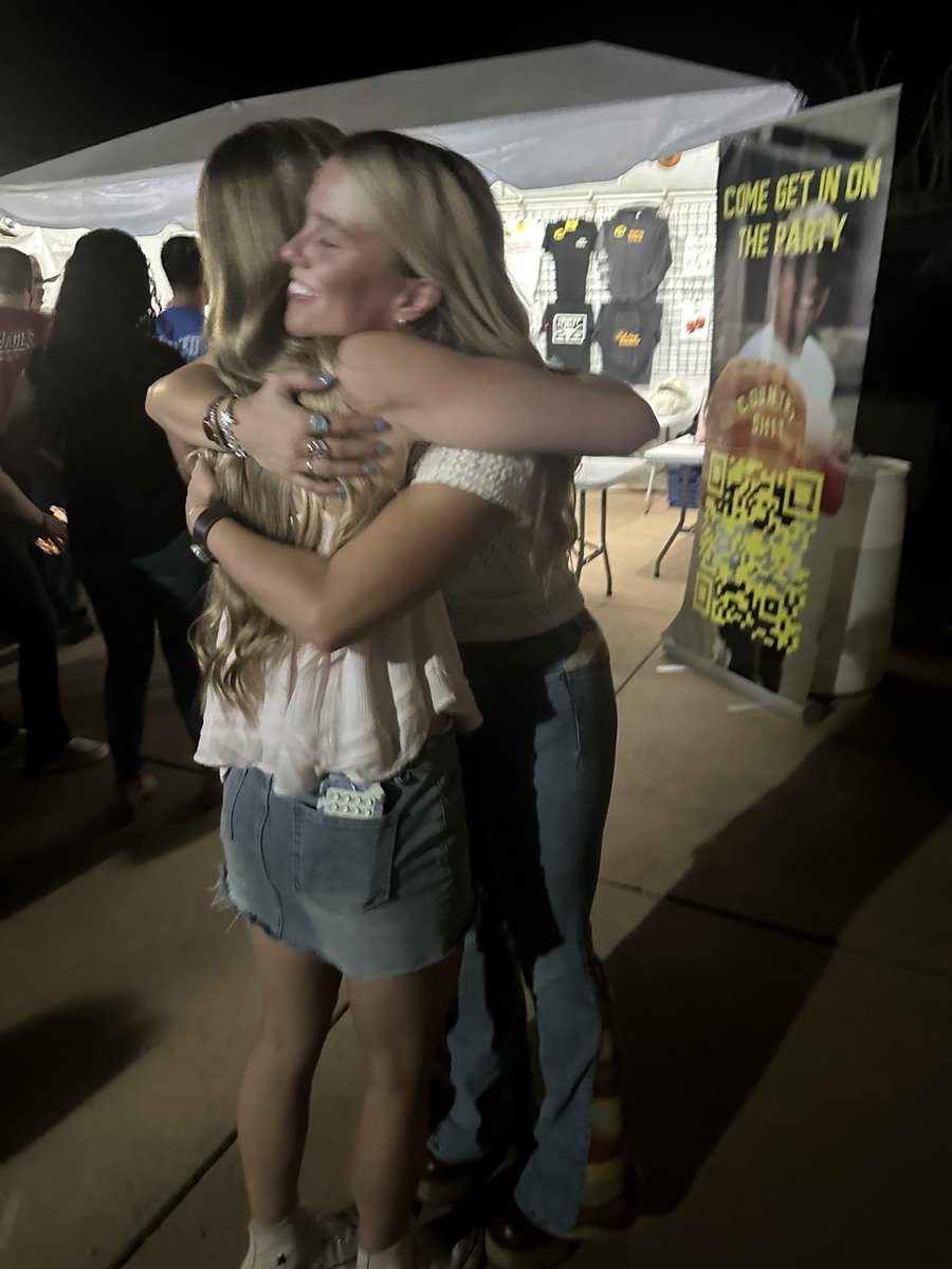 ashleyjpiper's tweet photo. @Avery_Anna_ I am so hoping you or your team will see this! My daughter Kennedy &amp; I have traveled to Tucson to see your shows each time you've been there. Our first time seeing you was at your Grand Ole Opry debut. We’re flying to Cincinnati so that we can see your opening night! https://t.co/98O31N1lzX