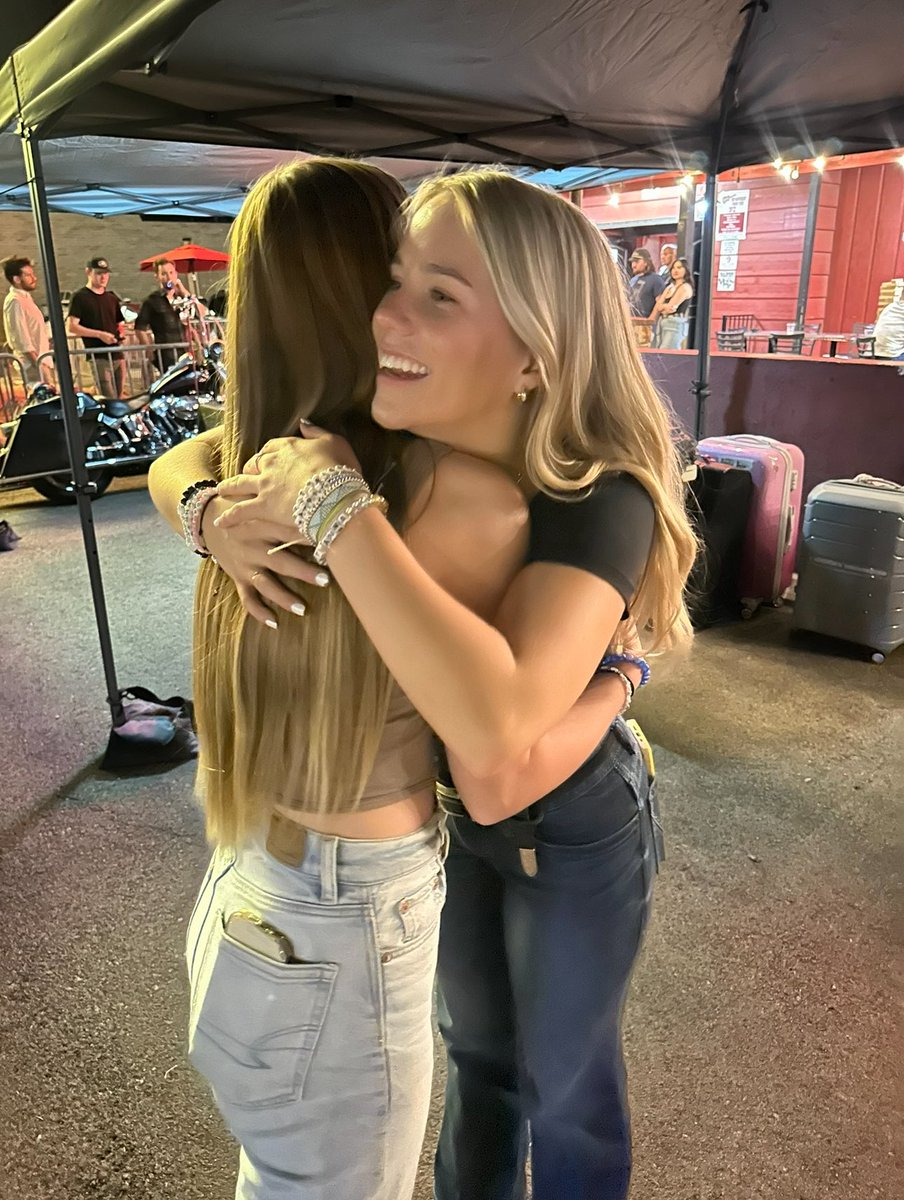 ashleyjpiper's tweet photo. @Avery_Anna_ I am so hoping you or your team will see this! My daughter Kennedy &amp; I have traveled to Tucson to see your shows each time you've been there. Our first time seeing you was at your Grand Ole Opry debut. We’re flying to Cincinnati so that we can see your opening night! https://t.co/98O31N1lzX