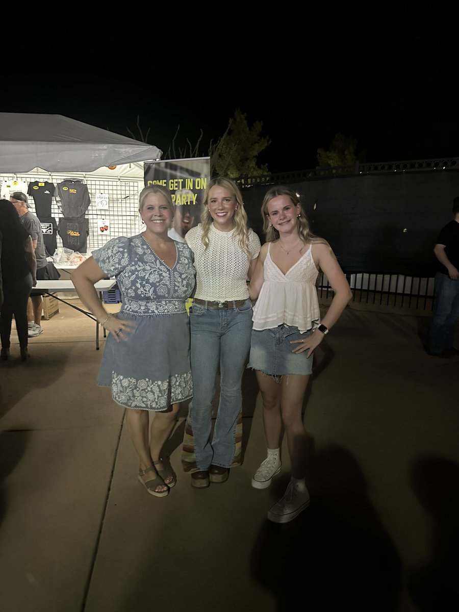 ashleyjpiper's tweet photo. @Avery_Anna_ I am so hoping you or your team will see this! My daughter Kennedy &amp; I have traveled to Tucson to see your shows each time you've been there. Our first time seeing you was at your Grand Ole Opry debut. We’re flying to Cincinnati so that we can see your opening night! https://t.co/98O31N1lzX