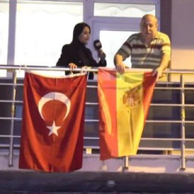 Bayrak asan dayı olarak tanınan vatandaş, balkonuna İspanya Bayrağı astı.