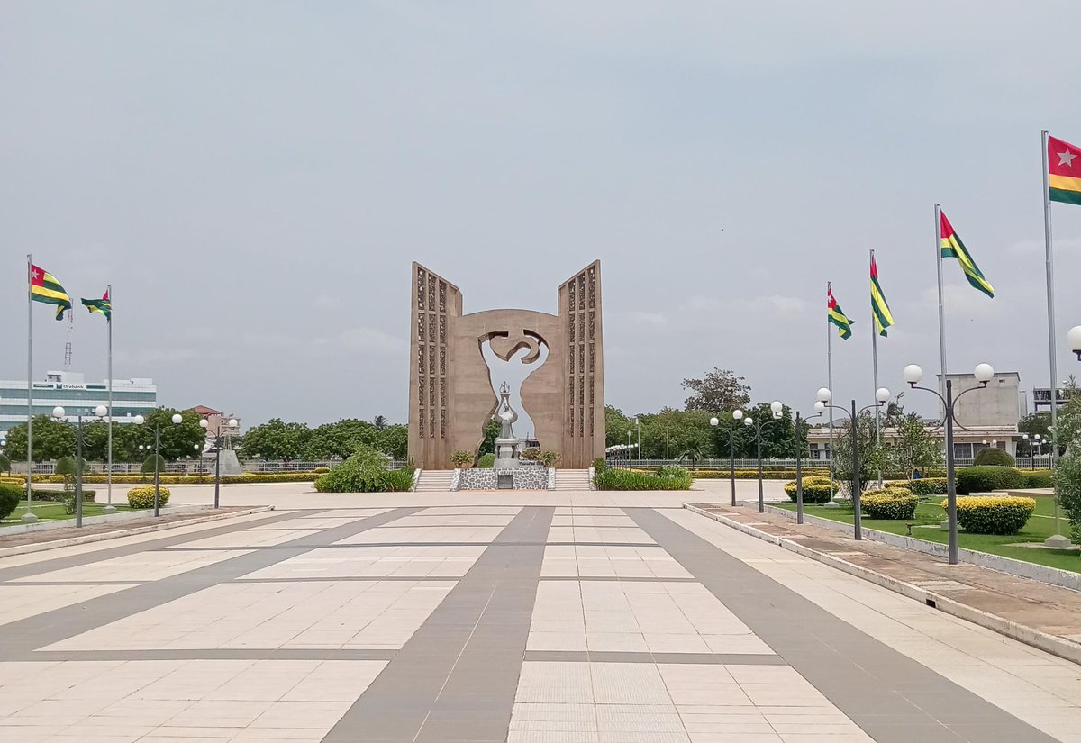 marcosdelgado's tweet photo. Hola. Esta mañana  he podido visitar la plaza de la independencia, en el centro de Lomé, donde está el palacio de congresos y el famoso hotel dos de  febrero. 
Un gran oasis de paz en medio de la ciudad donde todo es bullicio.
Otro rostro de África. https://t.co/FhDcV6tXiT