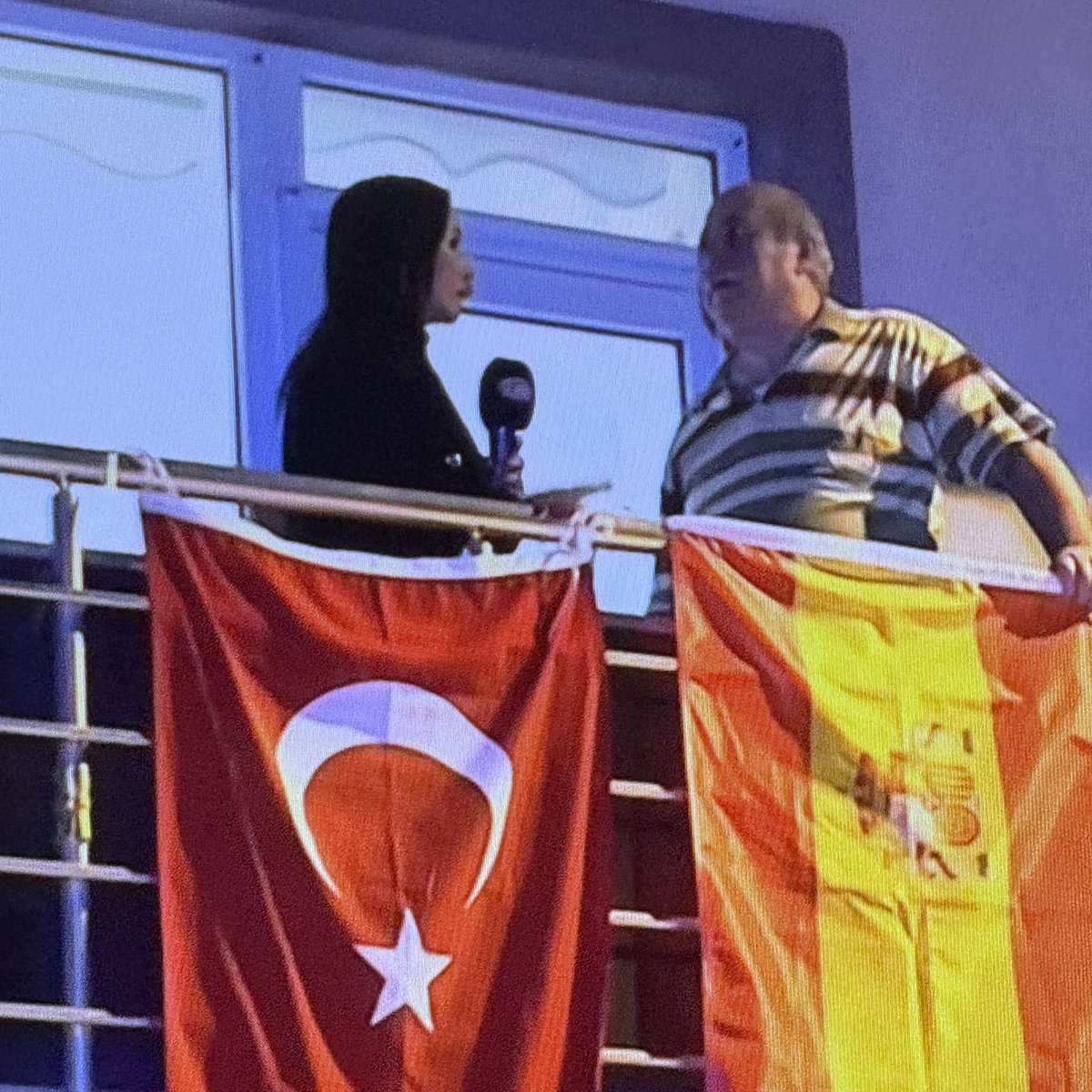 'Bayrak asan dayı', balkonuna İspanya bayrağı astı.
