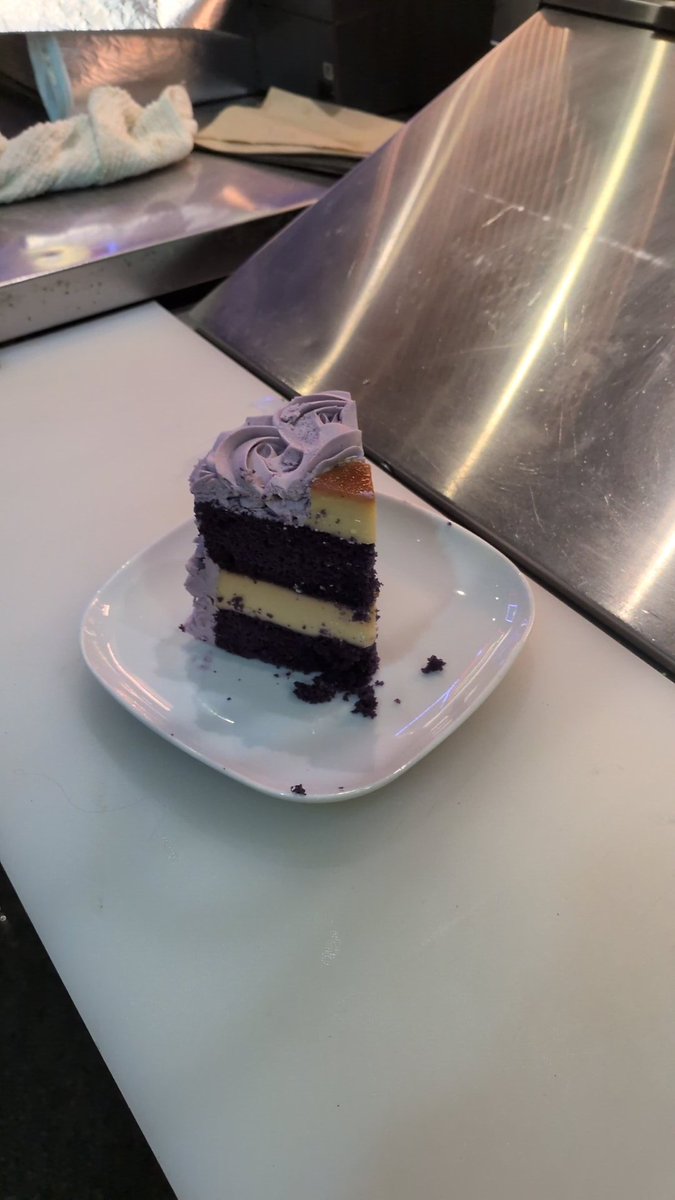 Help I'm 28!
I can't stop getting older!
AHHHHHHHHHH
I found ube cake in the work fridge and gonna assume it's for me cause it's my birthday.