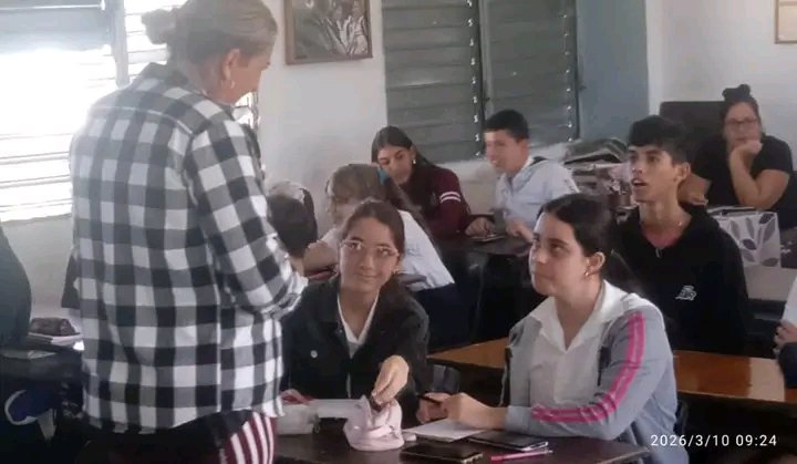 👉🏼Sostuvimos un intercambio con estudiantes de 9no grado de la ESBU Mártires de la Familia Romero, quienes aspiran a carreras pedagógicas, junto a metodólogas de la Primera Infancia, quienes dialogaron con los estudiantes, respondieron sus inquietudes .
#IncentivandoAlMagisterio