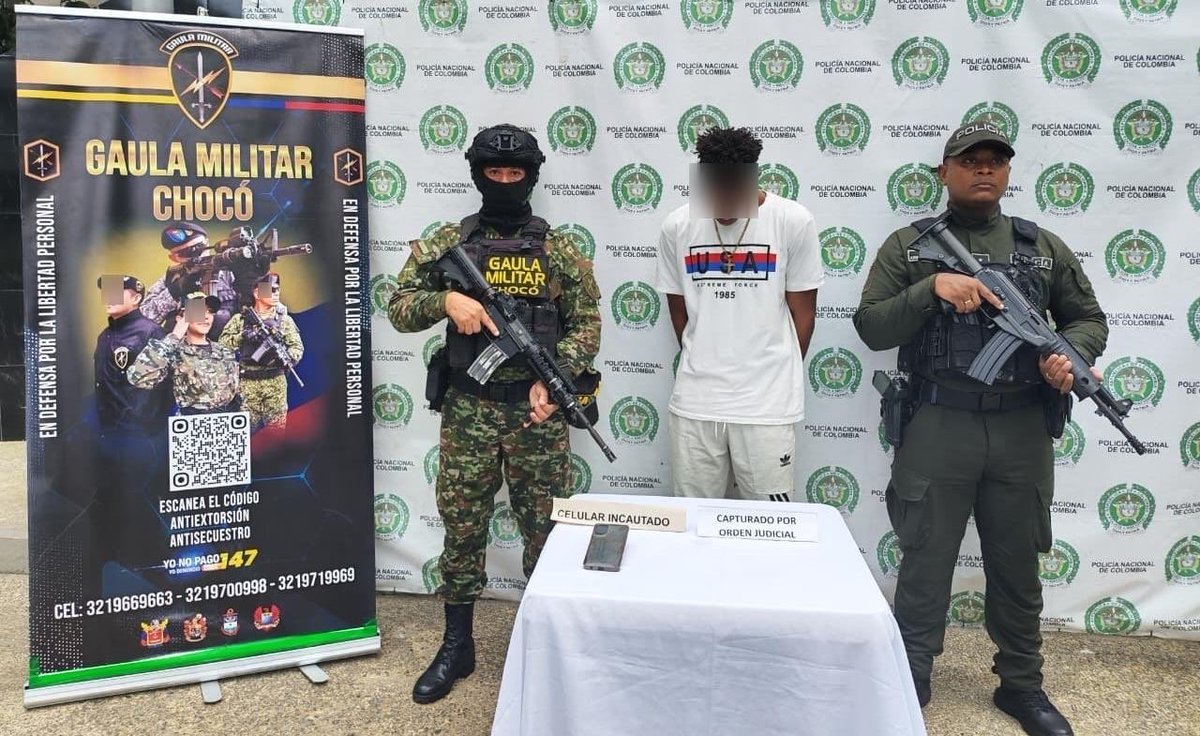Ejercito_Div7's tweet photo. #ContundenciaOperacional | El Gaula Militar Chocó en coordinación con el Gaula de la @PoliciaNacional, logró la captura de alias “Yamir”, integrante del GDO Los Mexicanos. 

En el municipio de #Quibdó, se materializó la orden a este sujeto requerido por las autoridades por los delitos de extorsión agravada y concierto para delinquir agravado, con fines de extorsión. 

De alias “Yamir” se conoce que era el dinamizador del cobro extorsivo en la zona norte de la capital departamental del #Chocó, y además, se le señala del hurto de motocicletas para realizar exigencias económicas por la devolución de las mismas. 

#PatriaHonorLealtad
#NuestroCompromisoEs 🇨🇴